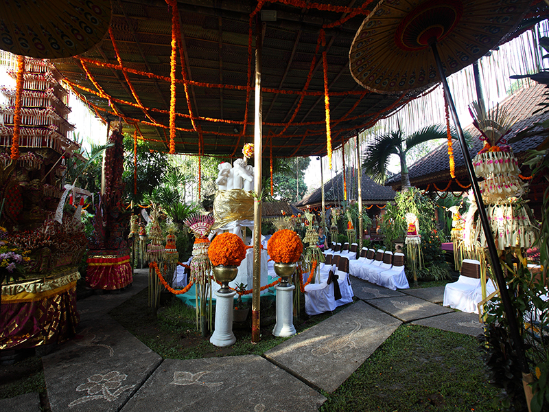 Warna alam yang cerah mendominasi detail dekorasi pelaminan adat Bali