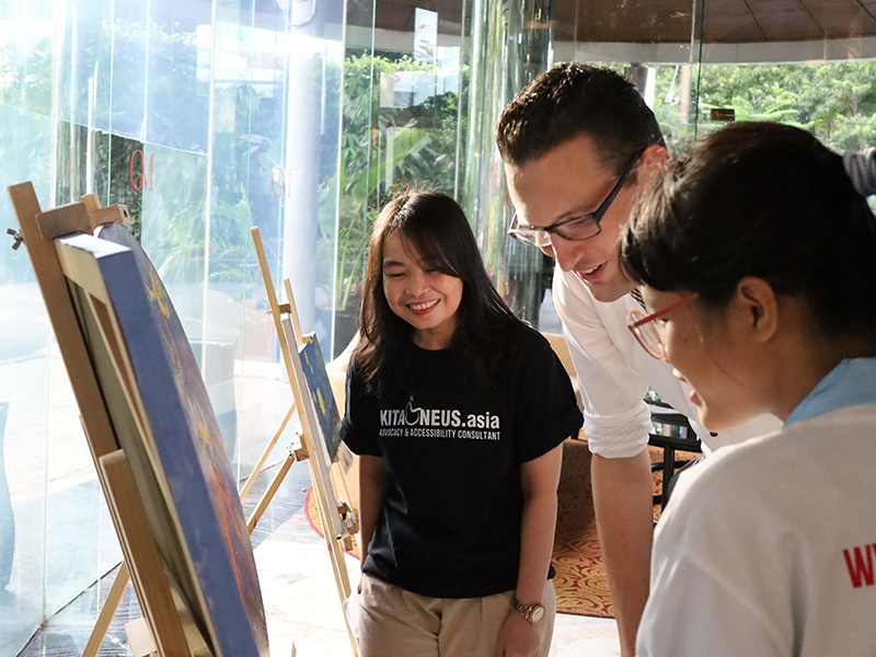 ‘Free To Be Me’ Pameran Lukisan Artis Muda dengan Neurodiversitas di Gran Melia Jakarta